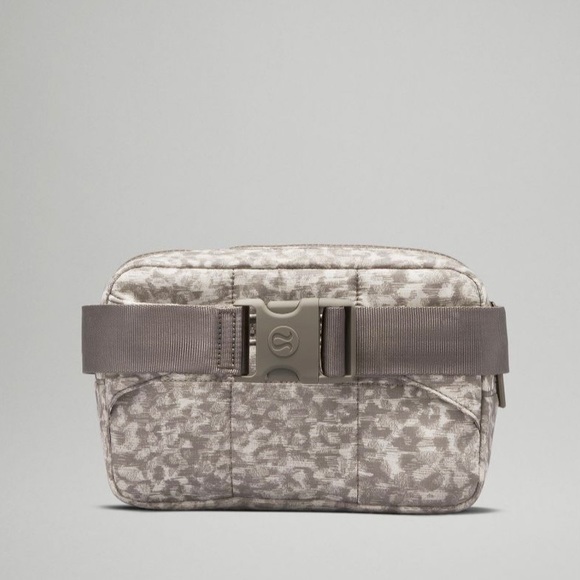 LULULEMON QUILTED GRID 1.5L BELT/CROSSBODY BAG - Picture 2 of 10